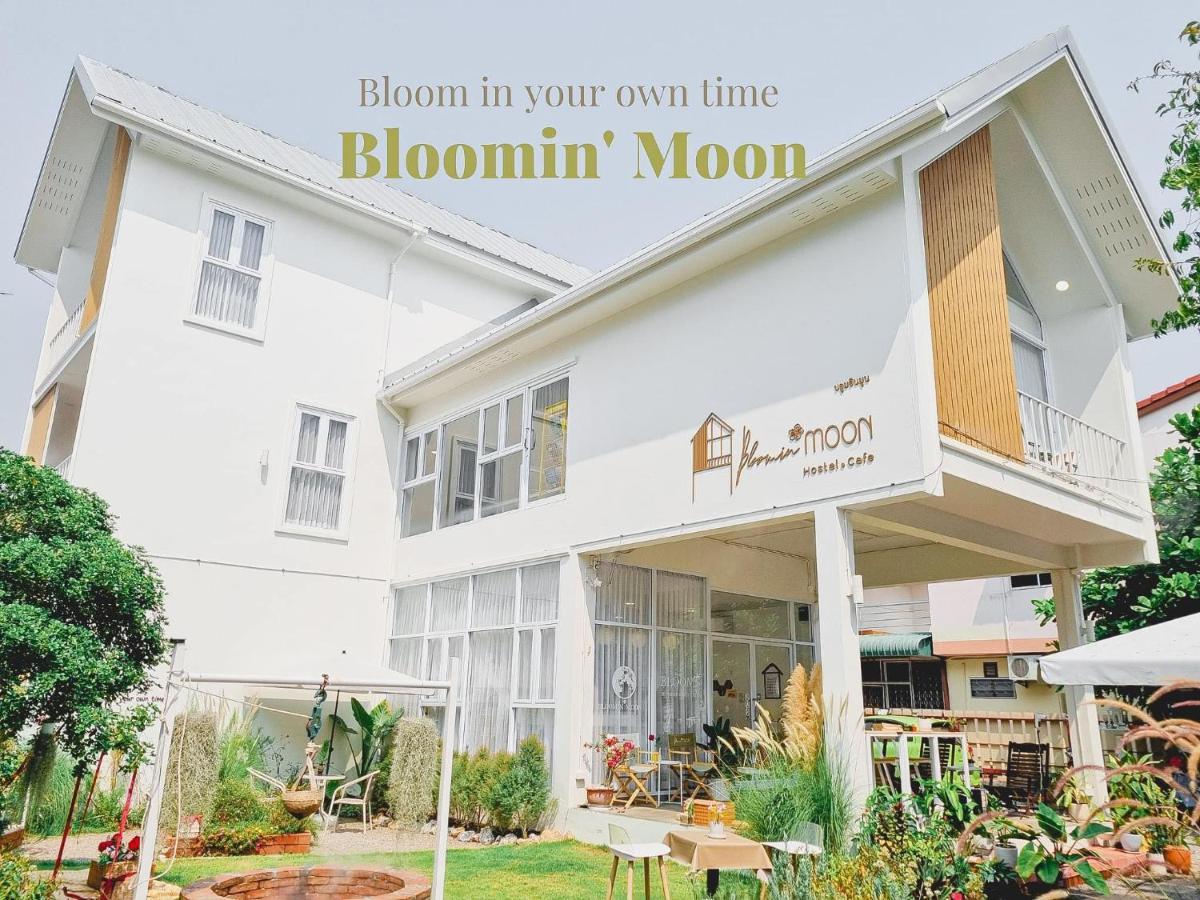 Bloomin' Moon Hostel & Cafe, Chiang Mai Old Town Экстерьер фото