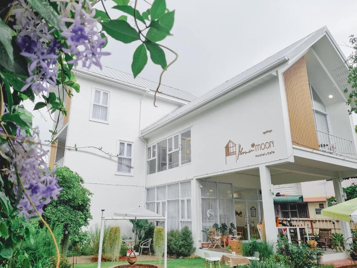 Bloomin' Moon Hostel & Cafe, Chiang Mai Old Town Экстерьер фото